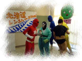 �������R�N���̖k�̏��X�X���H��Ń����W���[�V���E�����Ă���ʐ^