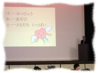 �Z���搶���b�����Ă���ʐ^